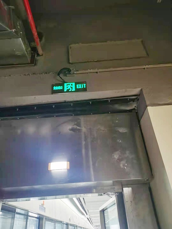 智能疏散指示系統是否具備應急照明功能？