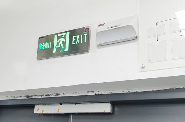 應急疏散系統的安裝與維護成本是多少？